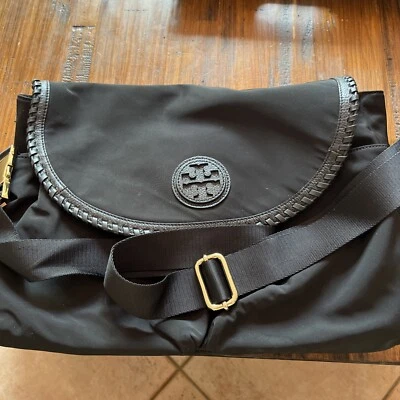 Bolso de pañales de hombro Tory Burch de nailon negro... solo usado una vez. recibido 2 como regalo Foto 1 de 4