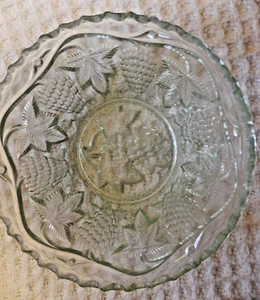 SERVING BOWL GRAPE VINE DESIGN & GREENISH TINGE DEPRESSION GLASS USED CONDITION - Picture 1 of 5