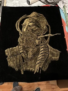 Vintage Tri Chem Fischer mit einer Pfeife Portrait 18” x 22” Gold - schwarzer Samt - Bild 1 von 3