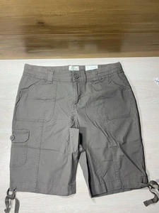 Neu mit Etikett St. John’s Bay Damen 9,5” Bermuda mittelhoher Bund Shorts Größe 8P taupe - Bild 1 von 6