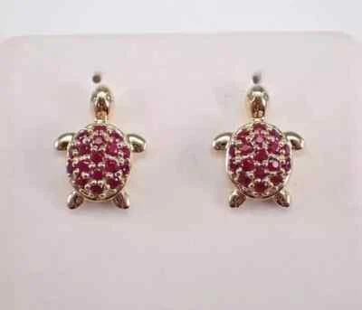 Aretes con dije de corte redondo de 2 quilates de rubí rojo creados en laboratorio enchapados en oro amarillo de 14 k Foto 1 de 4