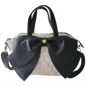 Betsey Johnson Lg White Quilted Heart Handbag Black Bow Heart Charm EUC MSRP $98 - Picture 1 of 12