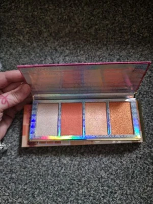 REVOLUTION BH LOS ANGELES SUNSET GLOW HIGHLIGHT PALETTE - ISLAND FLING - Image 1 of 2