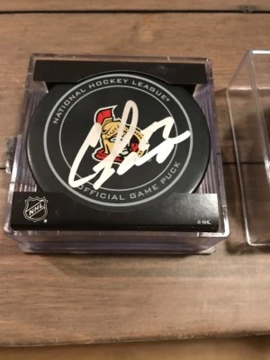 Disco de jogo oficial assinado por Curtis Lazar Ottawa Senators - Imagem 1 de 2