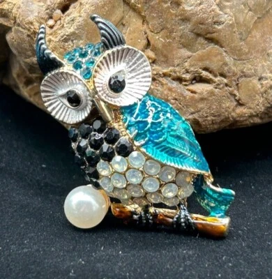 Betsey Johnson Crystal & Faux Pearl Hoot Owl Brooch  whimsical - Image 1 of 4