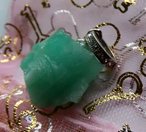 Colgante de esmeralda colombiana en bruto en plata de ley y circonitas - Imagen 1 de 7
