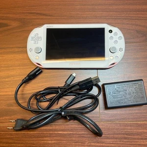 Console portatile Sony PS Vita Slim PCH-2000 rosa chiaro bianca testata in Giappone - Foto 1 di 19
