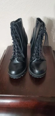 Soda Chalet, Bota de Inspiração Militar com Cadarço, Zíper Lateral, Tamanho 7 1/2EUA (0269) - Imagem 1 de 4