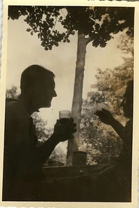 ALTES FOTO - VINTAGE SNAPSHOT - APERITIF SILHOUETTE OMBRE - DRINKING SHADOW - Bild 1 von 1