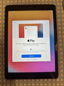 Apple iPad 5th Generation 32 GB--SPACE GRAY--CRACKED SCREEN--WORKS PERFECTLY! - Picture 1 of 4