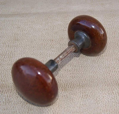 1 juego de perillas de puerta de porcelana marrón antiguas originales con husillo de herrajes Foto 1 de 4
