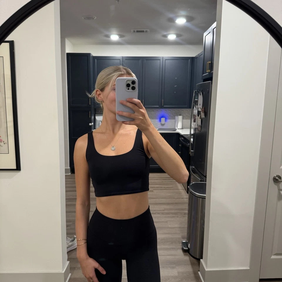 Camiseta sin mangas Aritzia Babaton negra contorno - TALLA XS Foto 1 de 4