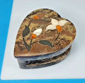 Herzförmige Stein Schmuckschatulle mit Perlmutt Blumen Intarsien. Gerollte Seiten - Bild 1 von 9