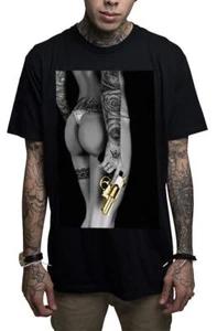 Mafioso Goldie Revólver Armas Sexy Tatuado Mujer Desnuda Camiseta Urbana - Imagen 1 de 3