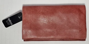 NUEVO CON ETIQUETAS Cartera de Cuero Latico Eloise Roja Envejecida Plegable Organizador de Mano Suave - Imagen 1 de 15
