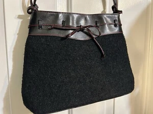 Victoria’s Secret Handtasche aus gekochter Wolle mit roten Nähten und rotem Satinfutter - Bild 1 von 8