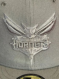 New Era Charlotte Hornets Sombrero 59Fifty 7-3/8 Gorra Ajustada Nueva Sin Etiquetas - Gris Elegante sobre Gris - Imagen 1 de 15