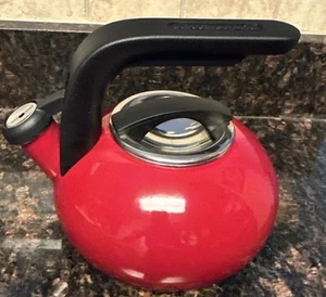KitchenAid Tetera Roja 2 Cuartos Acero Silbido Tetera Estufa Inoxidable - Imagen 1 de 7