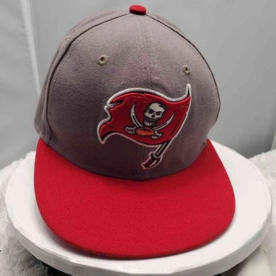 Gorra ajustada Buccaneers Era 59Fifty gris roja bandera calavera NFL Foto 1 de 4