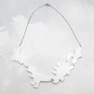 VENTA DE MUESTRA Collar Dinosaurio Blanco Acrílico 4 Dijes Dino Lovers Mujer Hombre 531 - Imagen 1 de 3