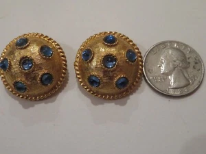 Pendientes de clip vintage de diamantes de imitación azules abovedados redondos tono dorado de 1" de diámetro - Imagen 1 de 8
