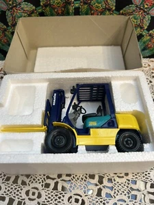 KOMATSU FD25-12 DIESEL FORK LIFT TRUCK -YELLOW+GREEN 1:20 MIB - Bild 1 von 5