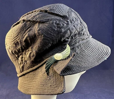 De colección Art Deco Negro Seda Acolchado Puntada Bordado Mariposa Sombrero Prendedor Cloche Foto 1 de 4