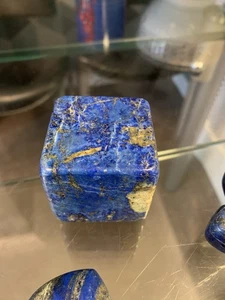 Reiki aufgeladener PREMIUM Kubischer Lapislazuli Heilkristall Trommelstein - Bild 1 von 3