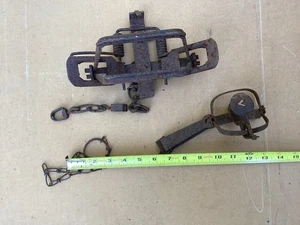 Vintage Rustic 2 Small Spring Animal Steel Trap Cabin Wall Decor - Picture 1 of 3