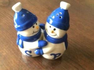 Muñecos de nieve abrazando sal y pimienta, azul y blanco, 2 x 4, porcelana nueva - Imagen 1 de 3
