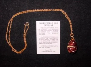 Colgante de huevo esmaltado de peridoto inspirado en Fabergé ruso con cristales y cadena G/P de 18 - Imagen 1 de 5