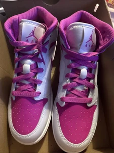 Nike Air Jordan 1 Mid Iris Whisper/bianco/rosa fuoco, GS UK 5,5 nuove con scatola - Foto 1 di 10