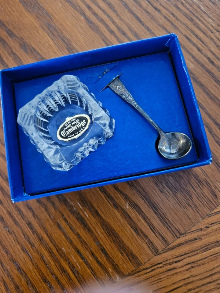 Salero Cambridge vintage con cuchara de sal esterlina Westmoreland "Milburn". Foto 1 de 4
