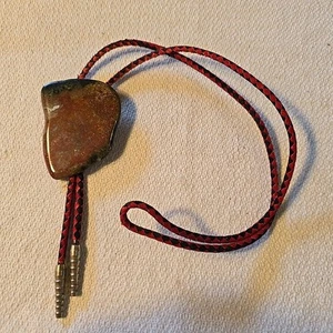 Colgante Bolo Corbata Jaspe Multicolor Cordón Rojo/Negro Puntas Tono Plateado Pulido - Imagen 1 de 6