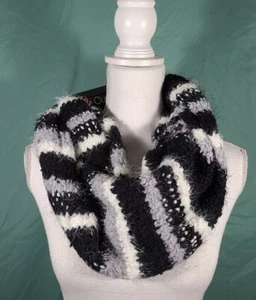 NWT Cuddl Duds Women's Infinity Loop Scarf White Black Gray One Size O/S - Picture 1 of 3