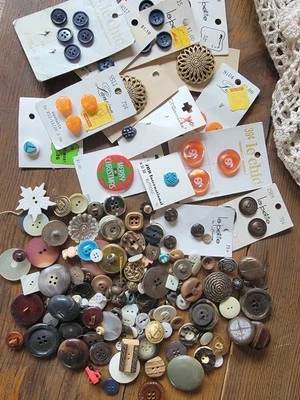 Button Lot Metal Glass Plastic Mop From Dimi To Large Some On Store Cards - Image 1 of 4