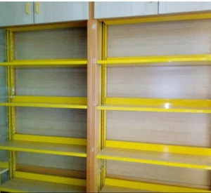 N. 2 Scaffali libreria legno massello con bordi in metallo verniciato giallo - Foto 1 di 3