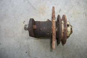 Sears Suburban Mähdeck äußere Riemenscheibe Spindel - Bild 1 von 4