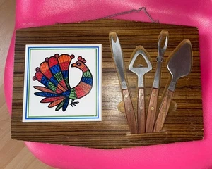 TAGLIERE FORMAGGIO SALUMI NEVCO JAPAN METÀ SECOLO 60 CON PIASTRELLE PAVONE - APPENDI - Foto 1 di 5