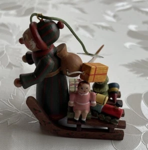 Käthe Wohlfahrt Weihnachtsbaum - Anhänger Holz Weihnachtsmann mit Schlitten alt - Bild 1 von 24