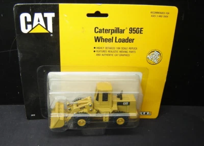 Vintage Construction Cat Caterpillar Wheel Loader 950E ERTL 1:64  on Card 1990 - Image 1 of 4