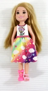 Barbie Chelsea 5" Puppe Figur Hund Shirt mit regenbogenfarbenem Rock gemischte Schuhe - Bild 1 von 12