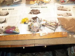 Vintage Menge 3 Modellhäuser mit Landschaft & Schildern - Bild 1 von 4