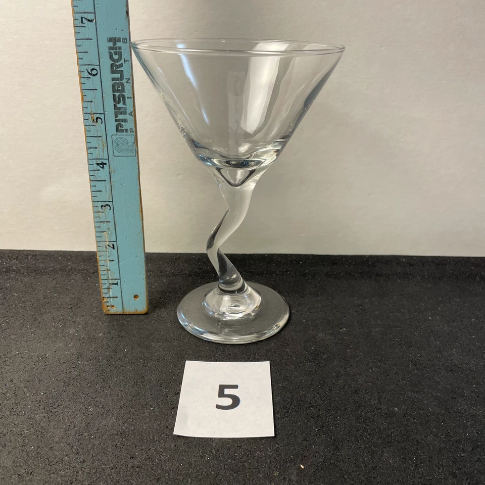 Juego de variantes de vidrio Martini soplado a mano - vidrio artístico de bar con vástago remolino retorcido Foto 1 de 1