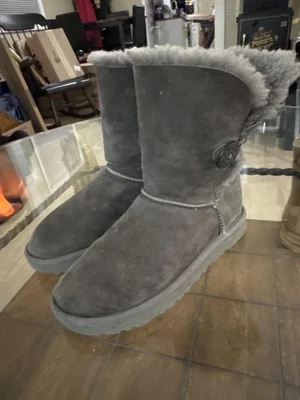 Botas UGG para mujer talla 7 grises Bailey botón gamuza piel de oveja forradas zapatos de invierno Foto 1 de 4