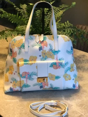 Hardly Used Genuine*Samantha Thavasa *LG Leather Japan Shoulder Bag, in Floral - Image 1 of 4