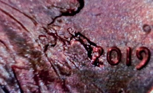 Struck Through Debris Obv ~ 2019 P Lincoln Shield Cent 1C ~ Mint Error Penny - Bild 1 von 5