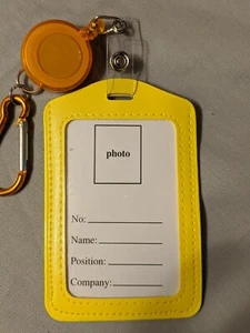 Gelbe einziehbare Rolle Rückstoß Ausweis Abzeichen Halter & Schlüsselanhänger mit Karabiner Clip - Bild 1 von 2