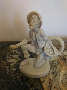 Figurine Kneeling Farmer with Eggs and Basket Beige Matte Made in Mexico - Picture 1 of 9
