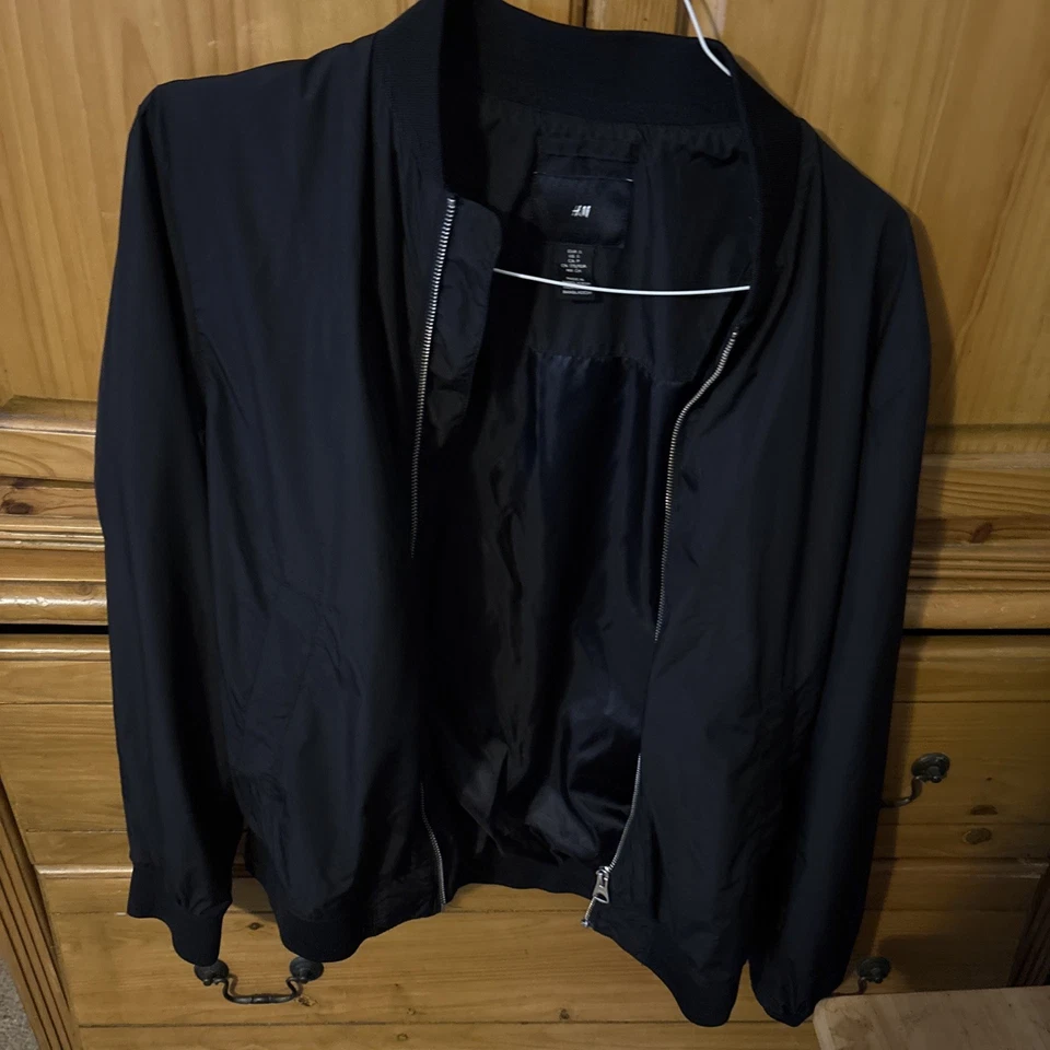 Chaqueta Bomber H&M Hombre Talla Pequeña Muy Buen Estado Negra Bolsillos con Cremallera Completa Foto 1 de 3
